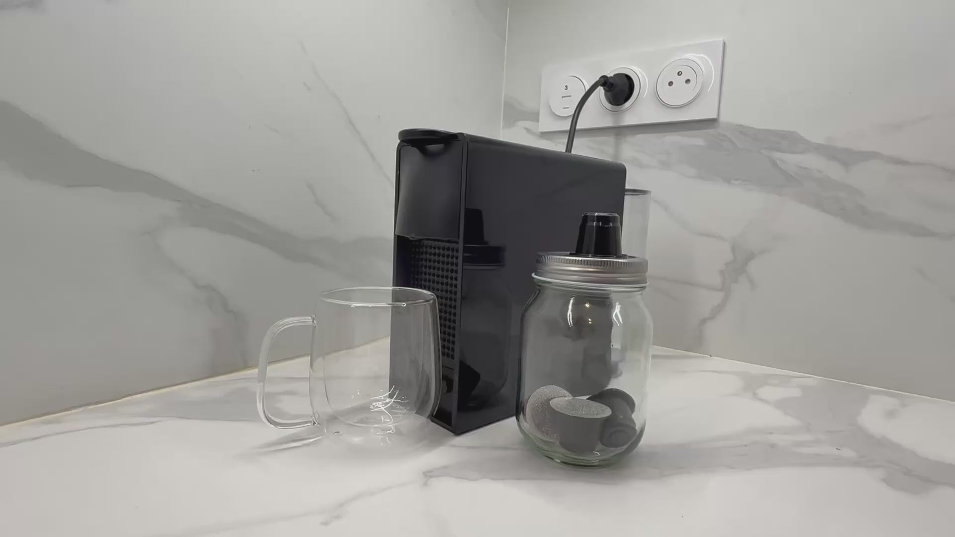 Charger la vidéo : Une main met une capsule de matcha dans une machine Nespresso puis le matcha coule dans la tasse.